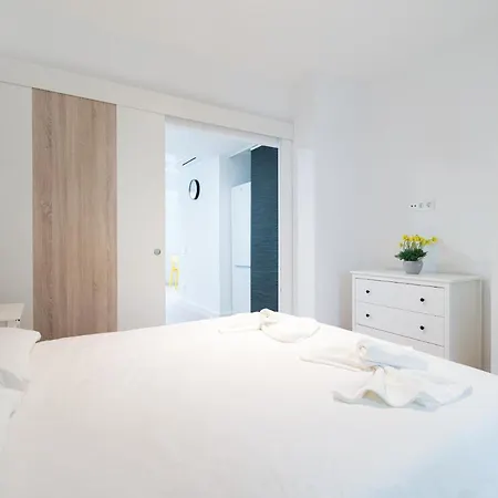 Loft - Side Sea Views - Aircon & Wifi Apartment