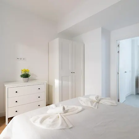 Loft - Side Sea Views - Aircon & Wifi *